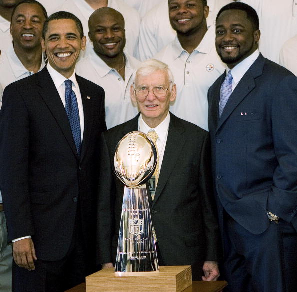 President Barack Obama welcomes the Pittsburgh Steelers