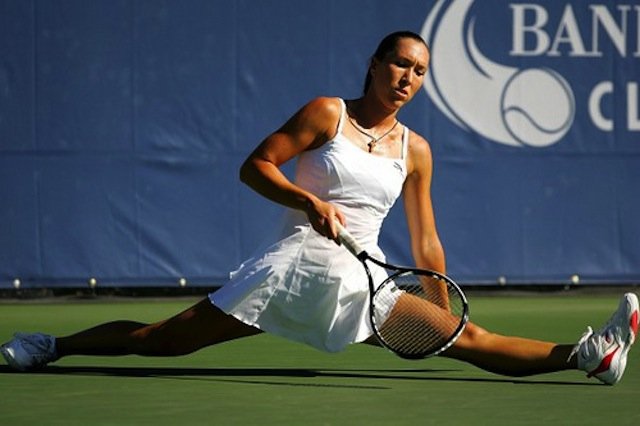 Jelena-Jankovic-stretching