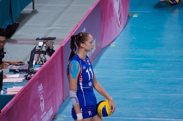 Ekaterina-Gamova-serve