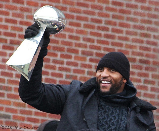 ray-lewis-super-bowl-trophy