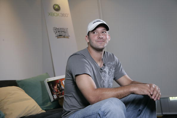 Dallas Cowboy quarterback Tony Romo Plays Guitar Hero on Xbox live.