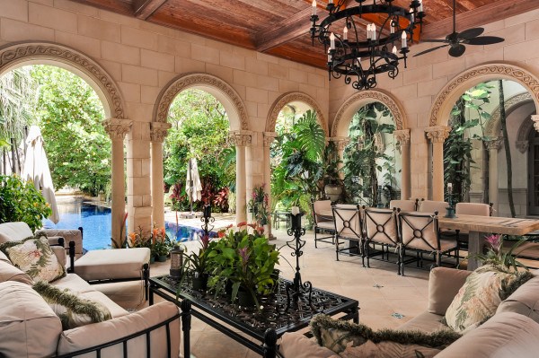 Palm-Beach-mansion-loggia-600x399