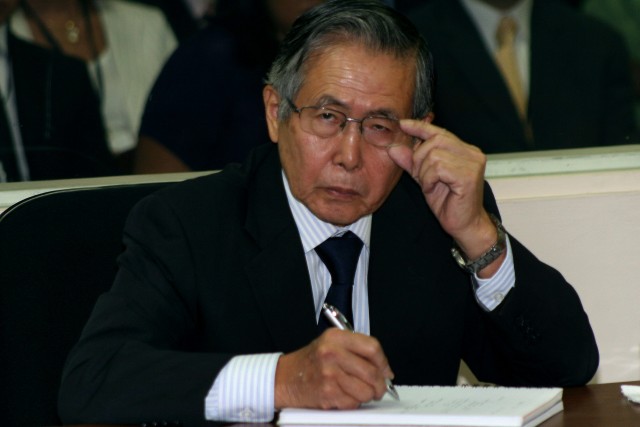 Former Peruvian President (1990-2000) Alberto Fujimori arrives to his trial in Lima on April 7, 2009. Fujimori, 70, was declared guilty on April 7, 2009 by a special court in Lima on charges of murder by an army death squad and kidnapping during his reign in the 1990s. AFP PHOTO/Justice Palace - Francisco MEDINA --- RESTRICTED TO EDITORIAL USE PERU-JUSTICE-TRIAL-FUJIMORI-VEREDICT