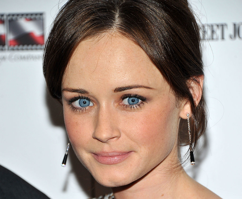 Blue-eyed people with dark hair - wide 7