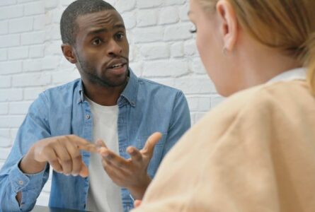 15 Rude Behaviors You Should Avoid - Worthly