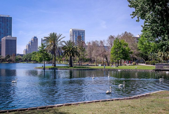 Lake Eola’s Paddle Boat Stage Shows