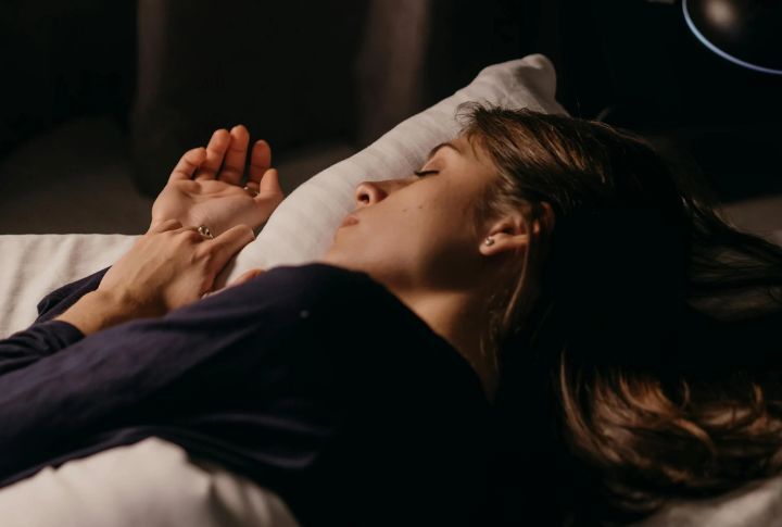 Dim The Lights An Hour Before Bed