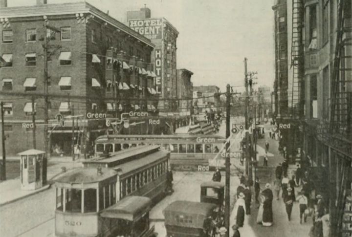 Ohio Installs The First Traffic Light
