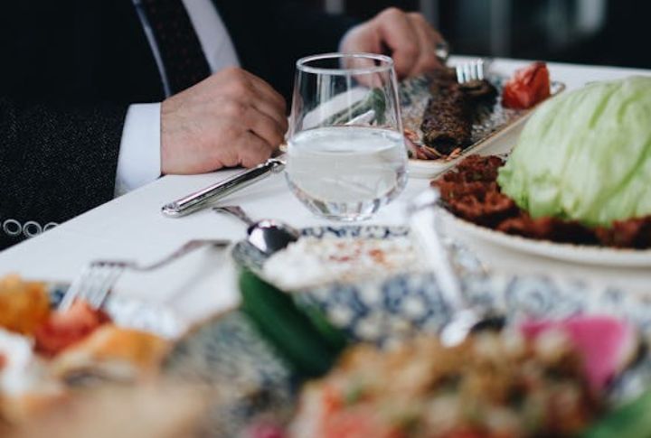 Use Table Manners Like A True Gentleman