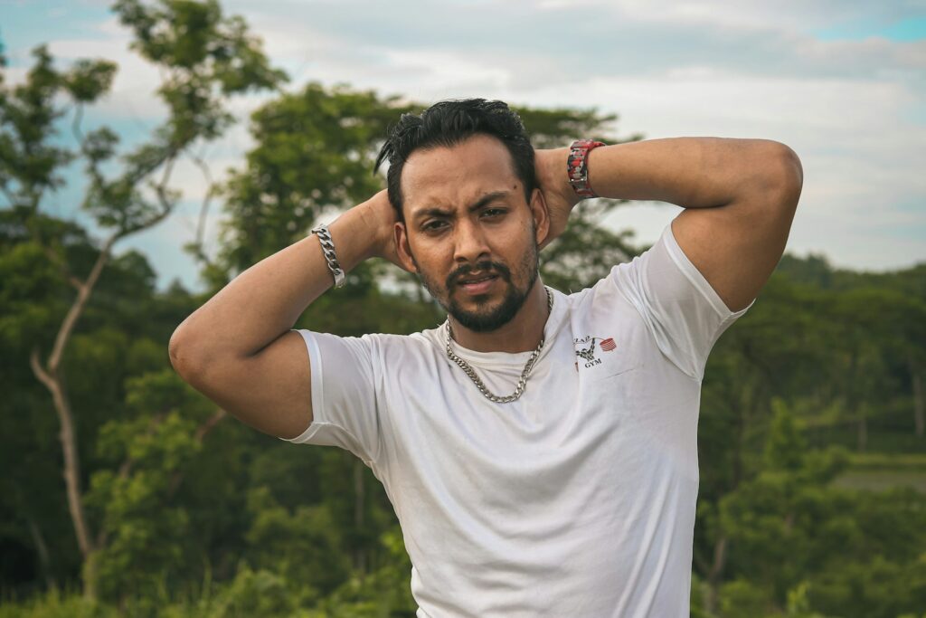 man in white crew neck t-shirt