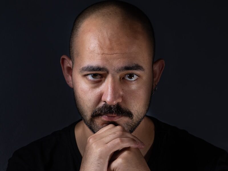 man in black crew neck shirt