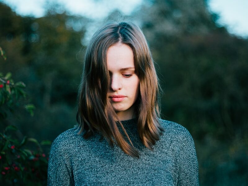 woman wearing gray knitted sweater