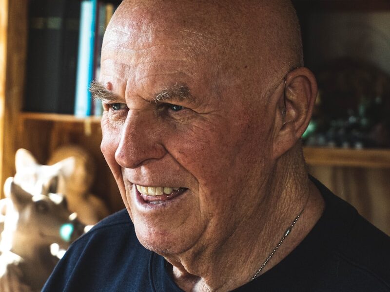 man in black crew neck shirt