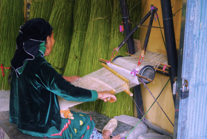 Spinning Yarn And Weaving Cloth