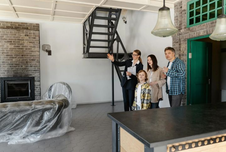 Florida: Sales Salaries Swing With Seasons