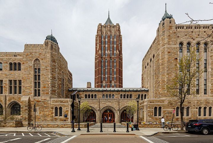 Yale University (1701)