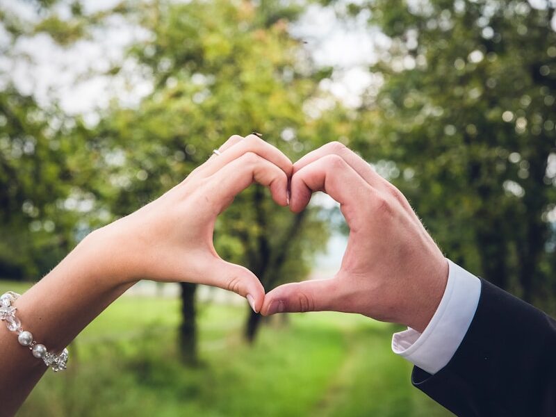 groom and bridge hand gesture