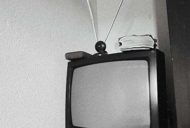 Adjusting Rabbit-Ear Antennas On The TV