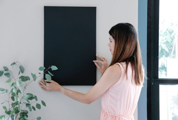 How To Hang A Picture Frame Straight 