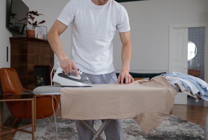 How To Iron Clothes Properly 